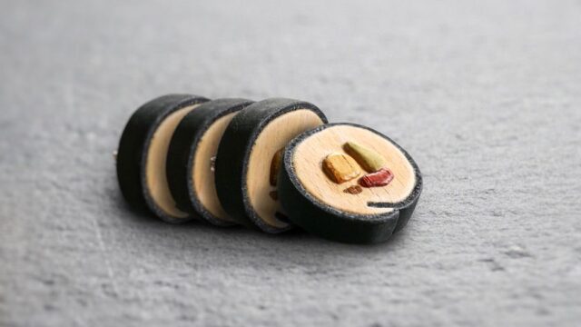 木象嵌の恵方巻（巻き寿司）ブローチ