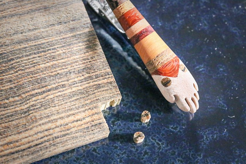 オルソセラスのネクタイピン 目の部分は木象嵌