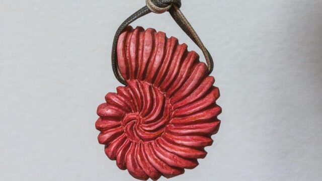 ピンクアイボリー特大アンモナイトペンダント 木彫 樹源 ‐KiGen‐