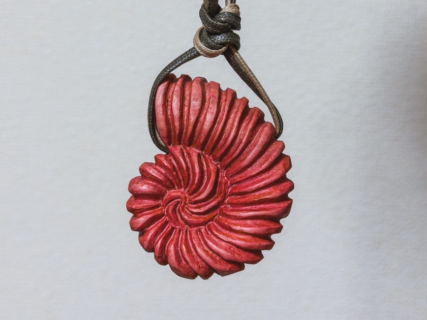 ピンクアイボリー特大アンモナイトペンダント 木彫 樹源 ‐KiGen‐