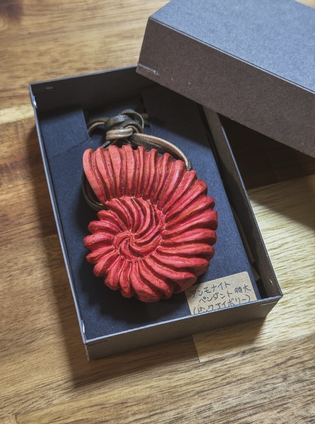 ピンクアイボリー特大アンモナイトペンダント 木彫 樹源 ‐KiGen‐