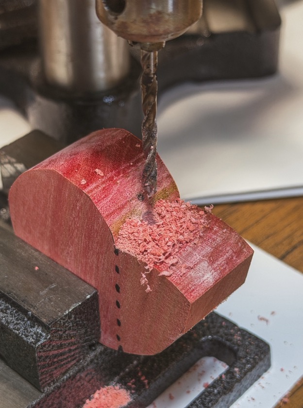 ピンクアイボリー特大アンモナイトペンダント 木彫 樹源 ‐KiGen‐