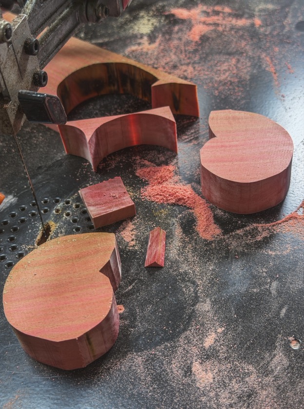 ピンクアイボリー特大アンモナイトペンダント 木彫 樹源 ‐KiGen‐