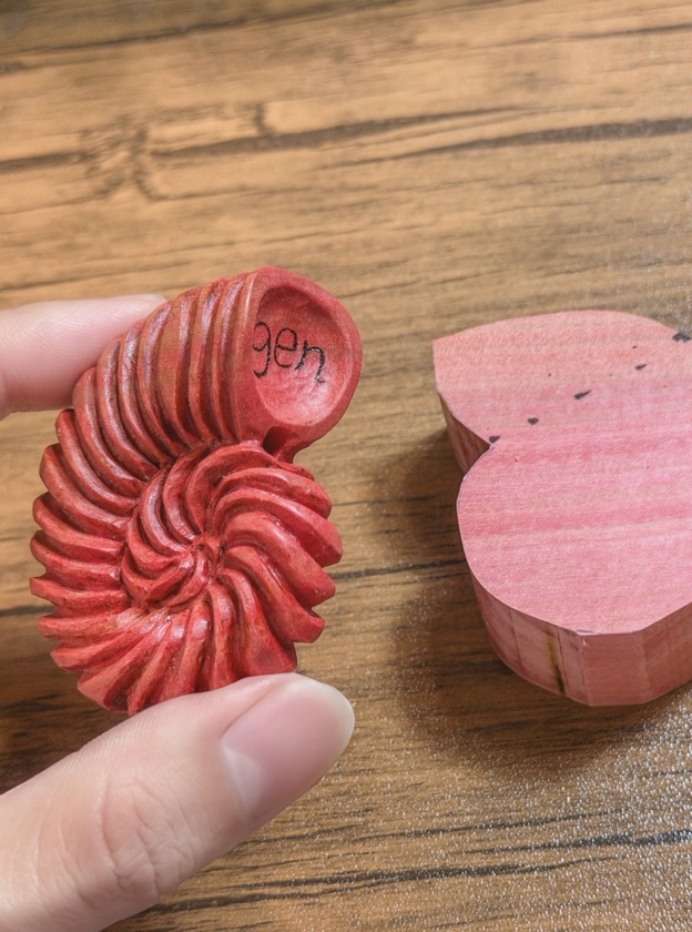 ピンクアイボリー特大アンモナイトペンダント 木彫 樹源 ‐KiGen‐